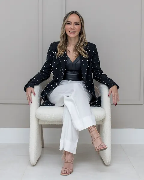 Dra. Mirele Fadel, médica, no consultório