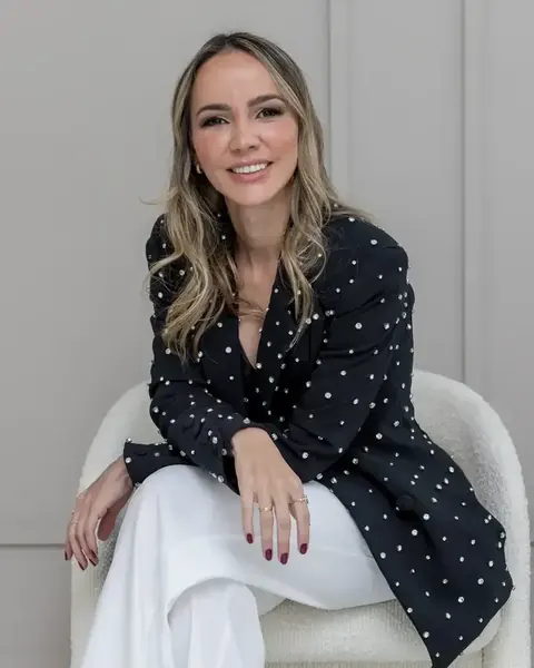Dra. Mirele Fadel, médica, no consultório